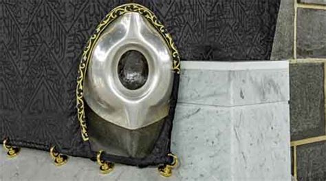 Dettaglio della pietra cote consumata nel portico dell'Oratorio