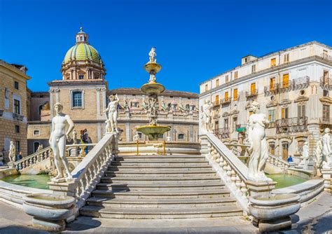 Esterno del ristorante Eremiti nel centro storico di Palermo, vicino a Villa San Giovanni degli Eremiti.