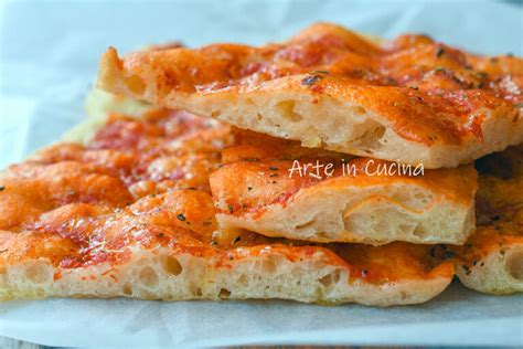 Pizza artigianale con lievitazione lenta, con ingredienti di alta qualità, in primo piano una fetta di pizza Catamarano.