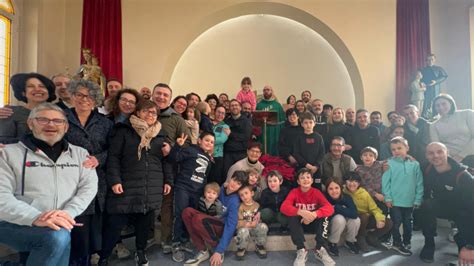 famiglia che va in chiesa la domenica