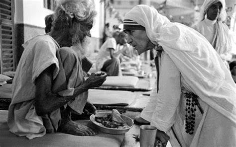 Foto di Madre Teresa di Calcutta che aiuta i poveri