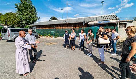 Foto di Padre Sebastian Vazhakala che parla della fondazione della Casa Serena