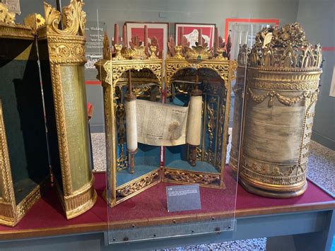 Rotoli della Torah in una sinagoga