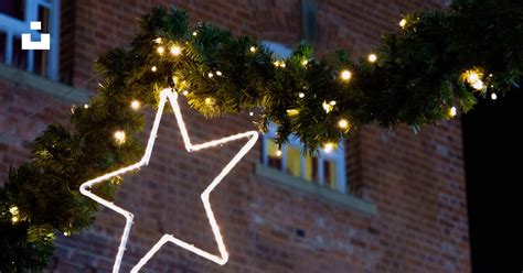 Foto di una Chanukkiah accesa e un albero di Natale