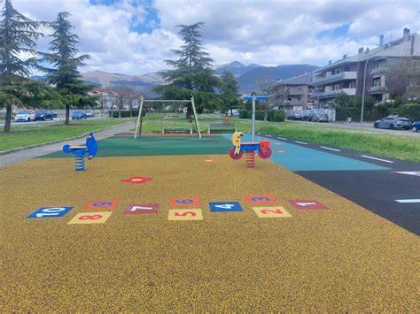 Dettaglio della nuova pavimentazione antiurto nell'area giochi
