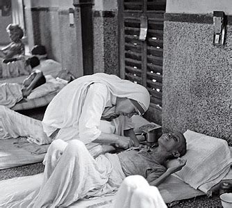 Madre Teresa di Calcutta assiste i malati e i poveri