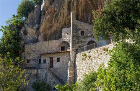 Illustrazione o rappresentazione artistica dell'Eremo di Croce Santa scavato nella roccia calcarea
