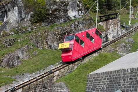 Schema delle linee di trasporto pubblico (bus, treno, funicolare) che servono la zona di Scalinata Del Sacro Cuore ad Ariccia.