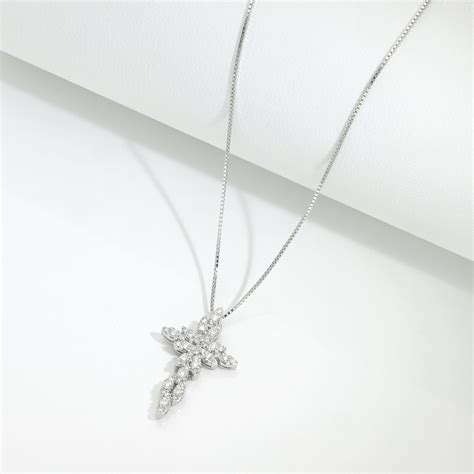 collana con croce bizantina in oro e pietre preziose