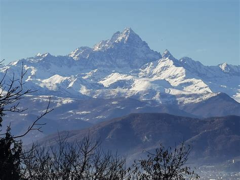 Panoramica del Monviso dalla balconata vicino al Santuario della Madonna della Neve a Viola