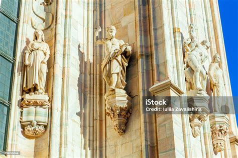 Dettaglio architettonico della facciata con guglie e statue