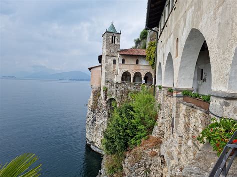 Veduta panoramica dell'Eremo di Santa Caterina del Sasso a picco sulle acque del Lago Maggiore