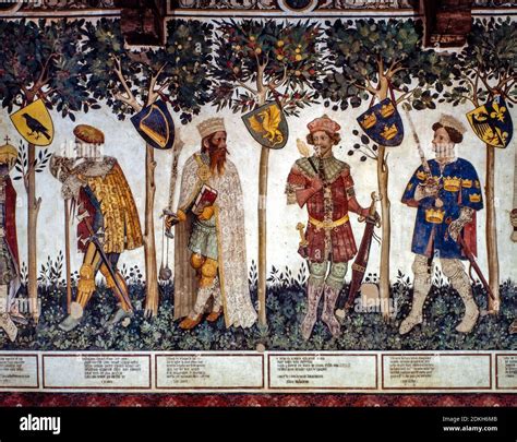 Dettaglio degli affreschi medievali e del torchio settecentesco nel cortile