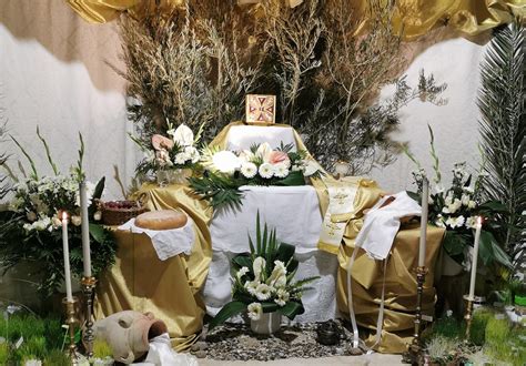 Foto di un Altare della Reposizione addobbato solennemente in una chiesa italiana