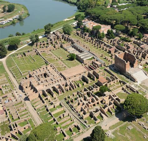Vista aerea di Ostia Antica con la presenza di ville storiche e aree verdi