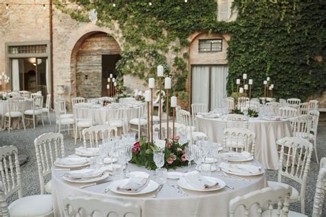 Interno di una villa elegante con tavoli allestiti per un evento