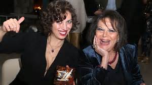 Incontro tra una madre e sua figlia in un ambiente comunitario sereno