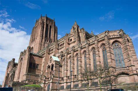 Veduta panoramica esterna della Cattedrale di Liverpool, evidenziando le sue dimensioni monumentali e lo stile gotico moderno