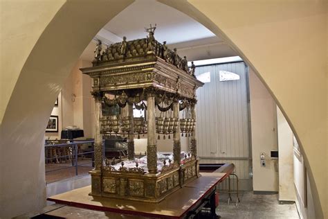 Foto suggestiva del fercolo di Sant'Agata durante il passaggio in via Crociferi davanti al monastero.