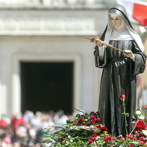 Foto rappresentativa di un abito di Santa Rita per neonata, realizzato in tessuto semplice e tradizionale.