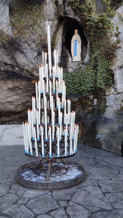 Foto della grotta di Massabielle con il candelabro per i ceri votivi e la nicchia con la statua