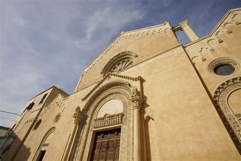 Dettaglio delle finestre in arenaria traforata e degli archetti di sostegno della cupola