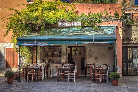 Foto esterna della Trattoria San Basilio con i tavoli posizionati all'aperto