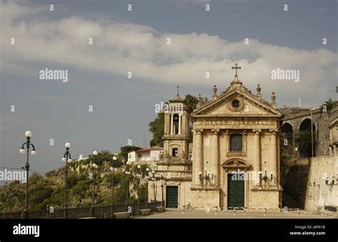 Facciata di una chiesa storica di Bagnara Calabra