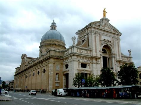 Vista esterna della Chiesa di Santa Maria degli Angeli con il suo campanile cilindrico.