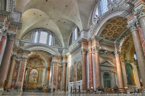 Interno della Chiesa di Santa Maria degli Angeli con affreschi.