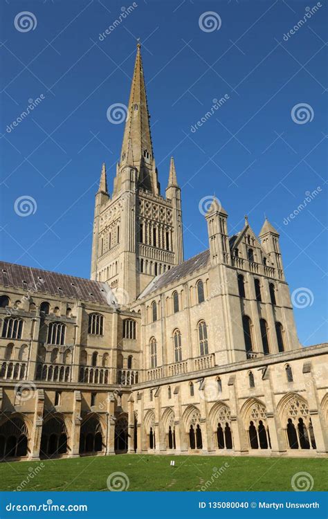 Veduta esterna della Cattedrale di Norwich con la sua imponente guglia in pietra