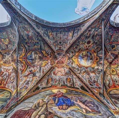 Dettaglio ravvicinato di una chiave di volta scolpita nel chiostro