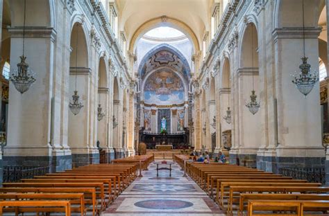 Fotografia interna della navata principale della Chiesa di Santa Maria Assunta con il dipinto di Guido Reni