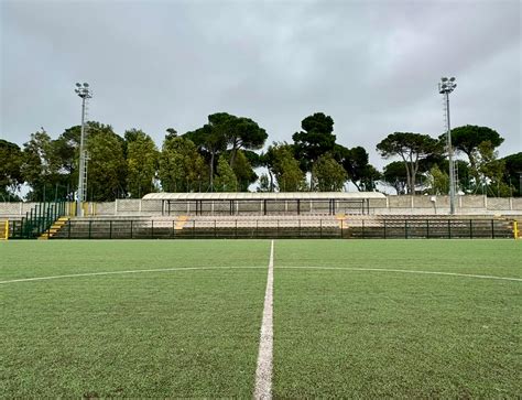 Foto aerea del campo sportivo Arena a Lampedusa gremito di persone per la messa celebrata da Papa Francesco.