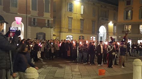 Foto panoramica di un'assemblea liturgica partecipata in una cattedrale