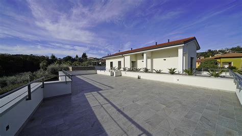 Esempio di attico con ampio terrazzo perimetrale e vista panoramica urbana