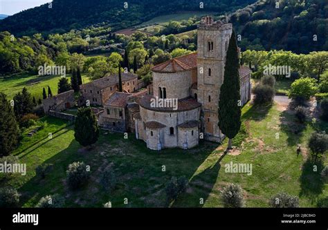 Fotografia aerea dell'Abbazia di Sant'Antimo tra gli ulivi