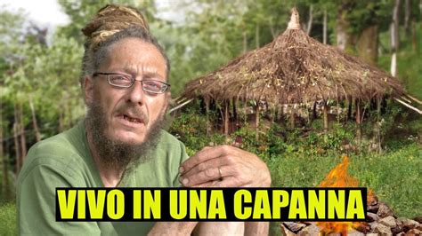 illustrazione di un eremita medievale in un paesaggio italiano con una capanna in legno
