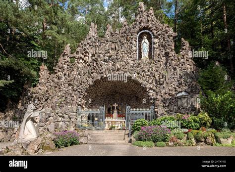 Illustrazione di Santa Bernadette Soubirous con la Vergine Maria nella grotta di Massabielle