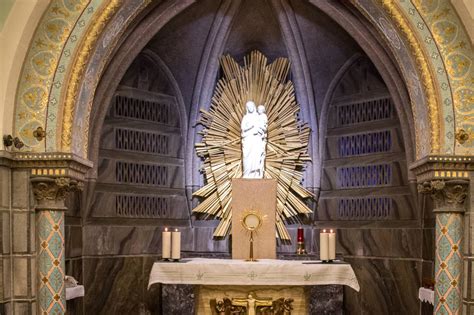 Interno del santuario di Lourdes con l'urna di Santa Bernadette