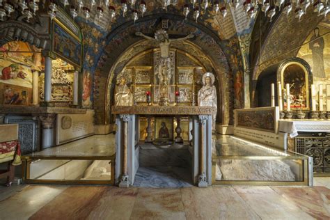 Interno della Basilica del Santo Sepolcro con navate, archi e altare maggiore