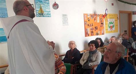 Foto di un momento di condivisione comunitaria o di una celebrazione liturgica solenne.