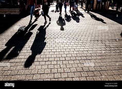 Foto di gruppo di pellegrini che camminano su una strada, con un'espressione di gioia e cameratismo