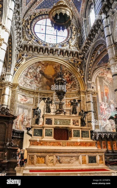 Foto ravvicinata dell'altare maggiore con la tela centrale e i dipinti laterali