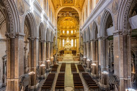 Duomo di Napoli: interni con soffitto dorato