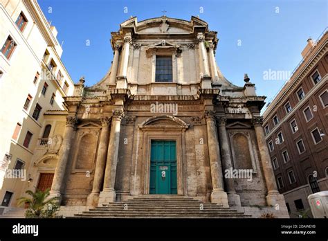Foto della facciata della chiesa di San Nicola da Tolentino a Roma
