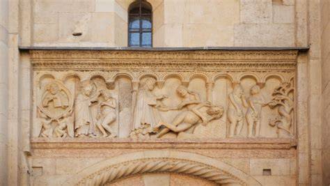 Dettaglio della facciata del Santuario, con la statua della Vergine e gli ordini architettonici