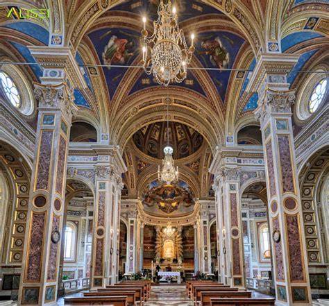 Interno del Santuario, con particolare sul dipinto della Madonna del Rosario