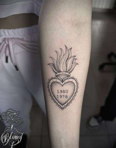 Tatuaggio Cuore Sacro in bianco e nero con dettagli intricati