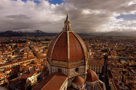 Foto panoramica della Cupola di Santa Maria del Fiore che domina il panorama di Firenze